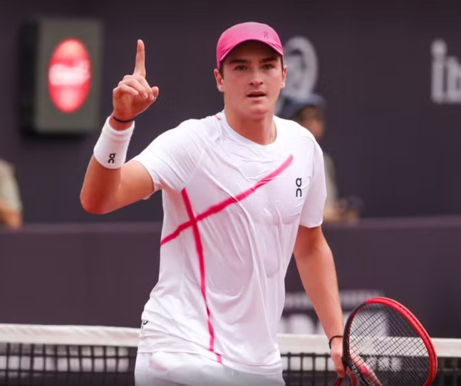 João Fonseca em atuação durante o Rio Open 2023.  Foto de: Exame