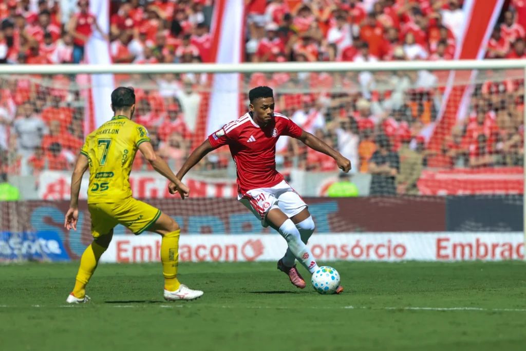 A imagem mostra Shaylon, do Mirassol, marcando Victor Gabriel, do Internacional.