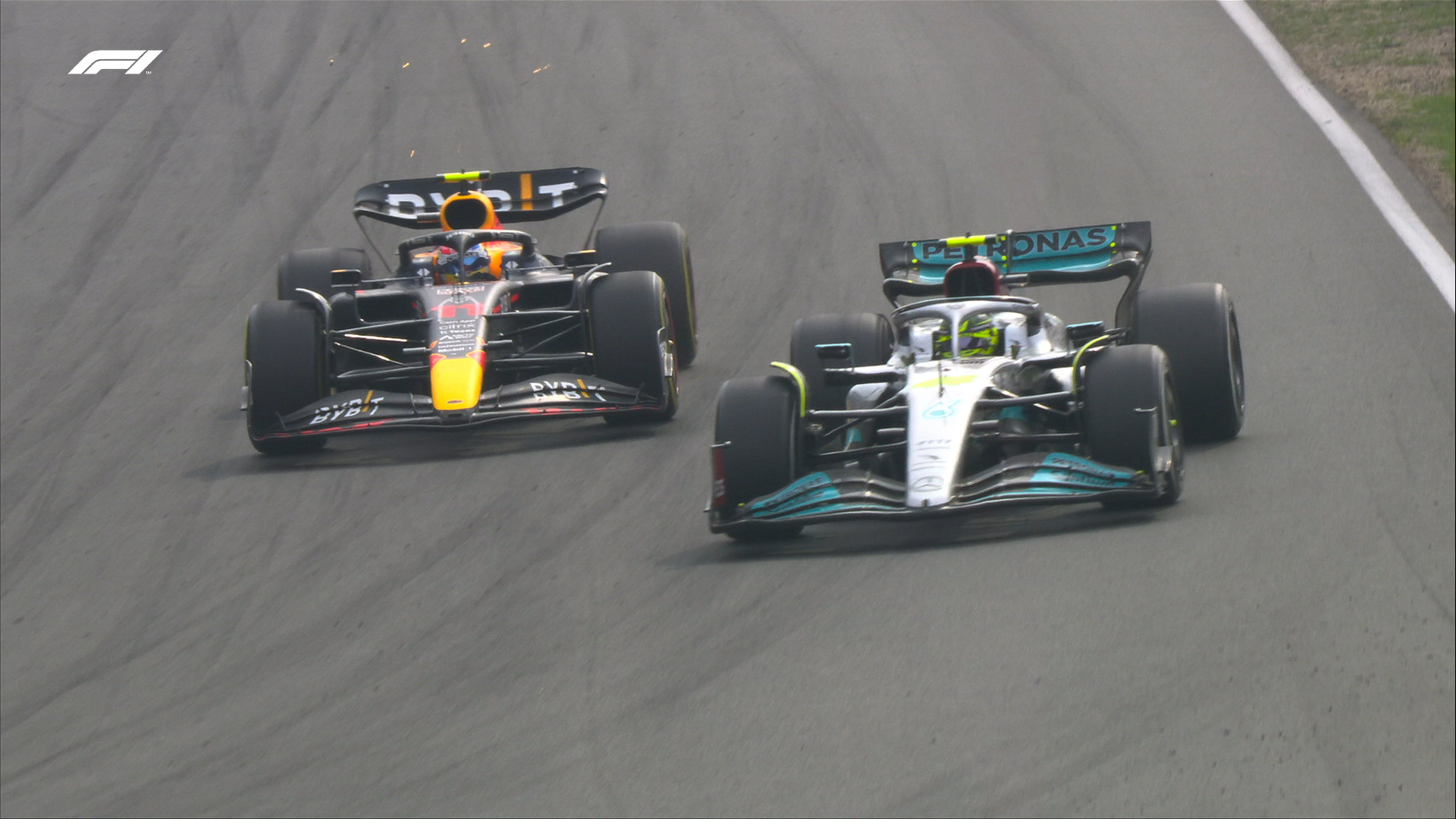 Disputa entre Perez e Hamilton. Divulgação: F1.
