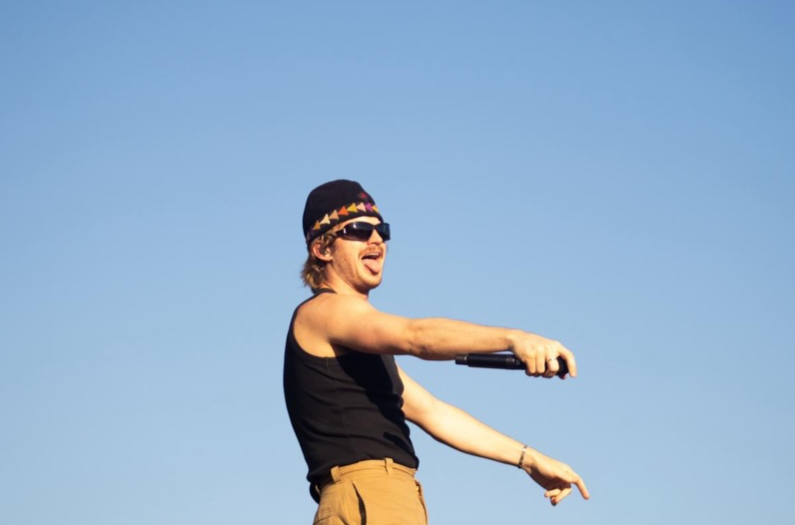 Djo performando no Lollapalooza 2026