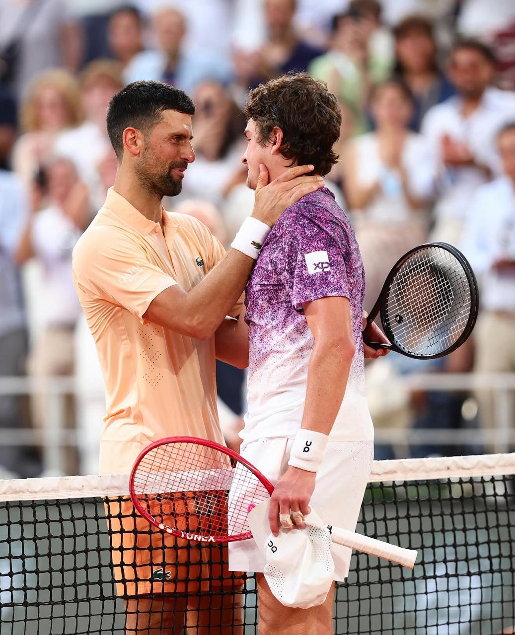 Djokovic e João Fonseca em comprimento após o fim da partida | Reprodução Instagram @rolandgarros, @atptour, @bleacherreport e @espnbrasil