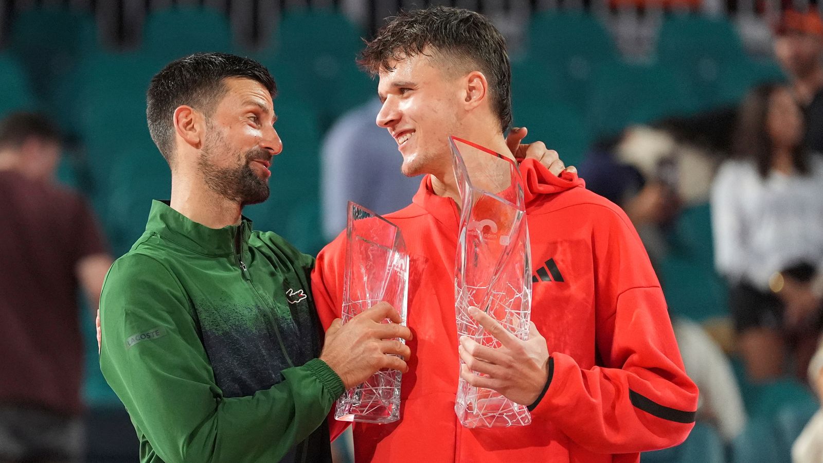 Novak Djokovic parabeniza Jakub Mensik após ser derrotado pelo jovem por 7-6 (4), 7-6 (4) na final do Miami Open.  Foto por: The Guardian - Rebecca Blackwell/AP