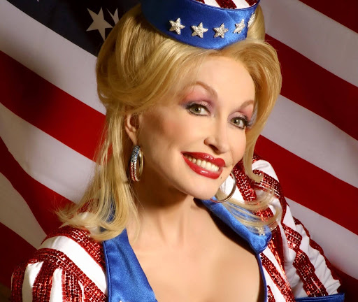 Cantora country Dolly Parton sorrindo em frente à bandeira americana.