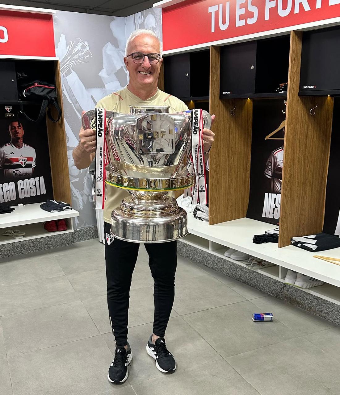 Dorival Jr com a taça da Copa do Brasil