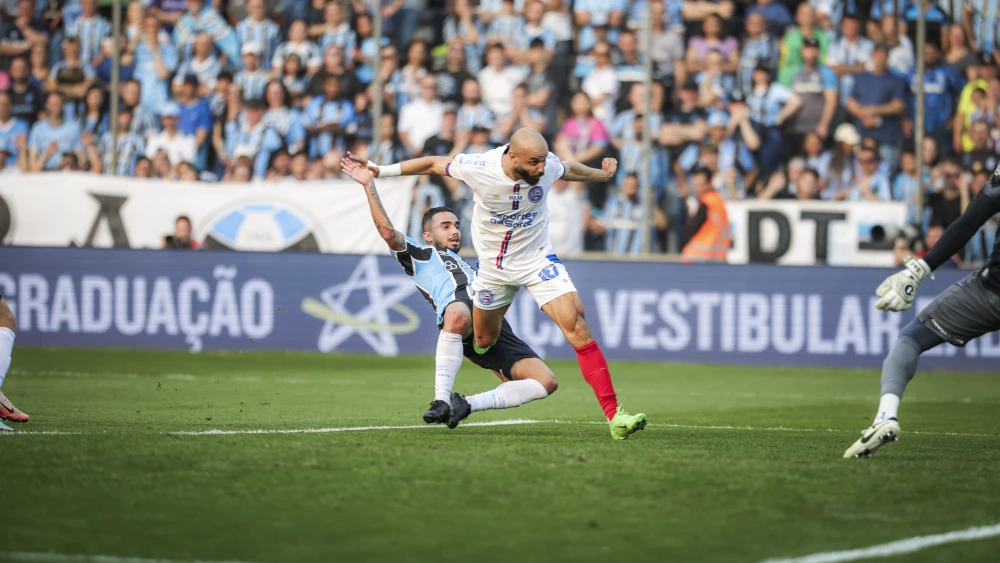 Thaciano cabeceia para marcar primeiro gol do Bahia