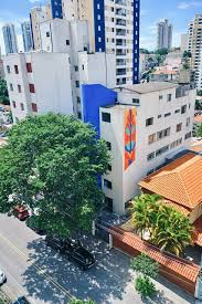 Área residencial com diversos prédios. Entre eles, o NUcle1, novo Centro Cultural de arte urbana