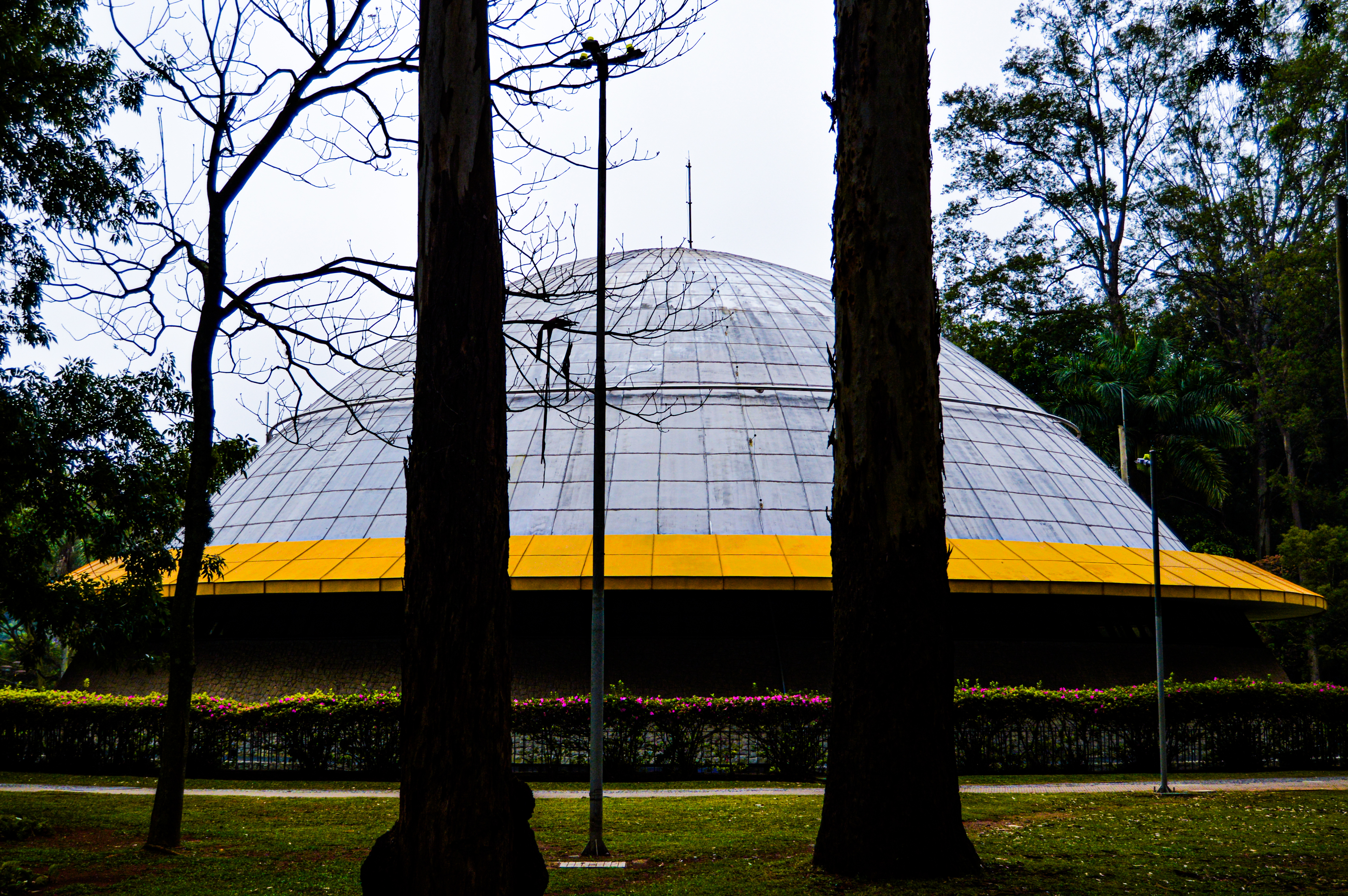 O Planetário do Parque Ibirapuera é uma construção excêntrica não foi projetada por Niemeyer , no entanto, o edifício foi concebido para se integrar perfeitamente ao conjunto arquitetônico moderno do Parque Ibirapuera e inaugurado sob a coordenação do arquiteto