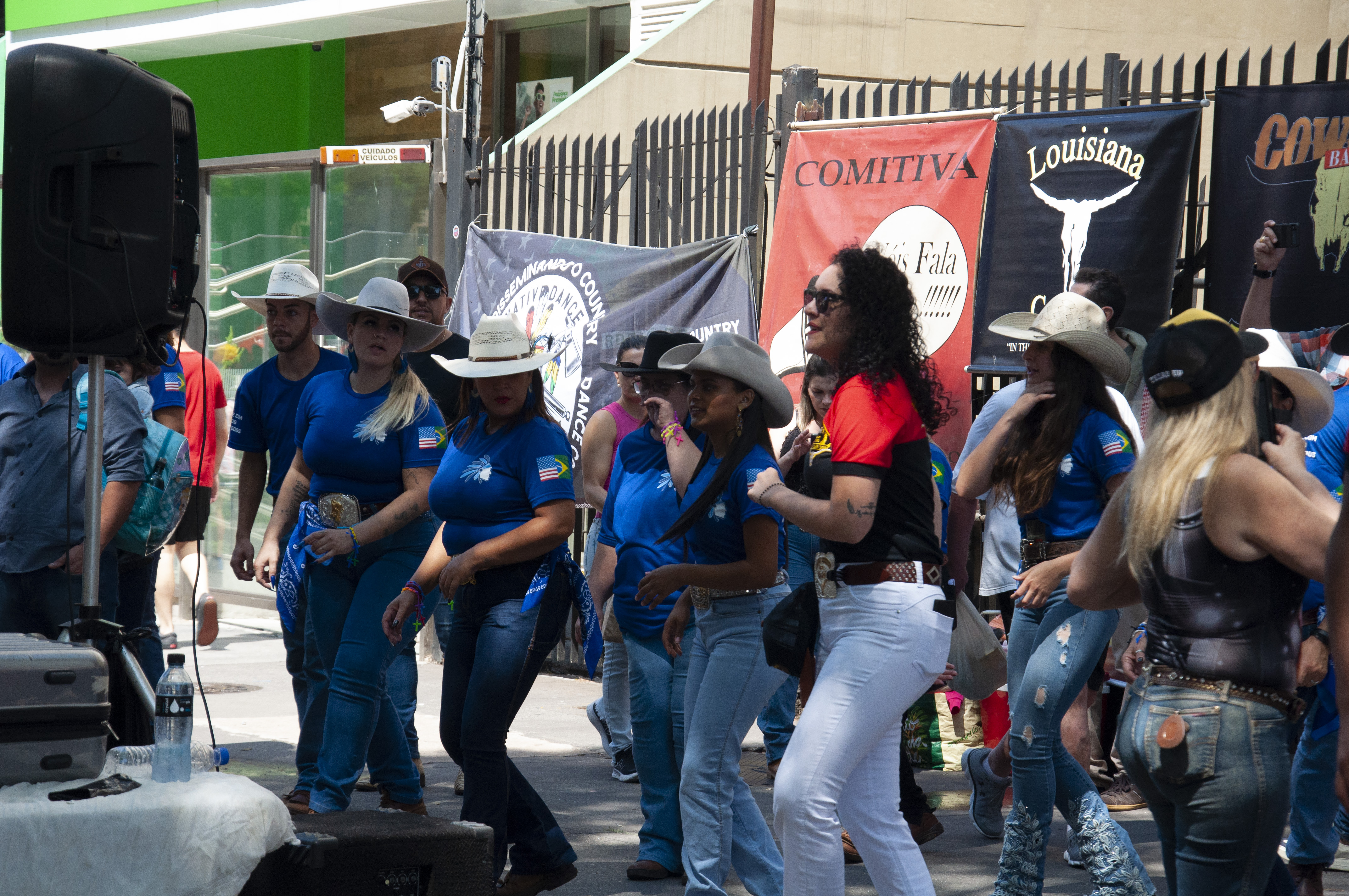 Mulheres dançando country