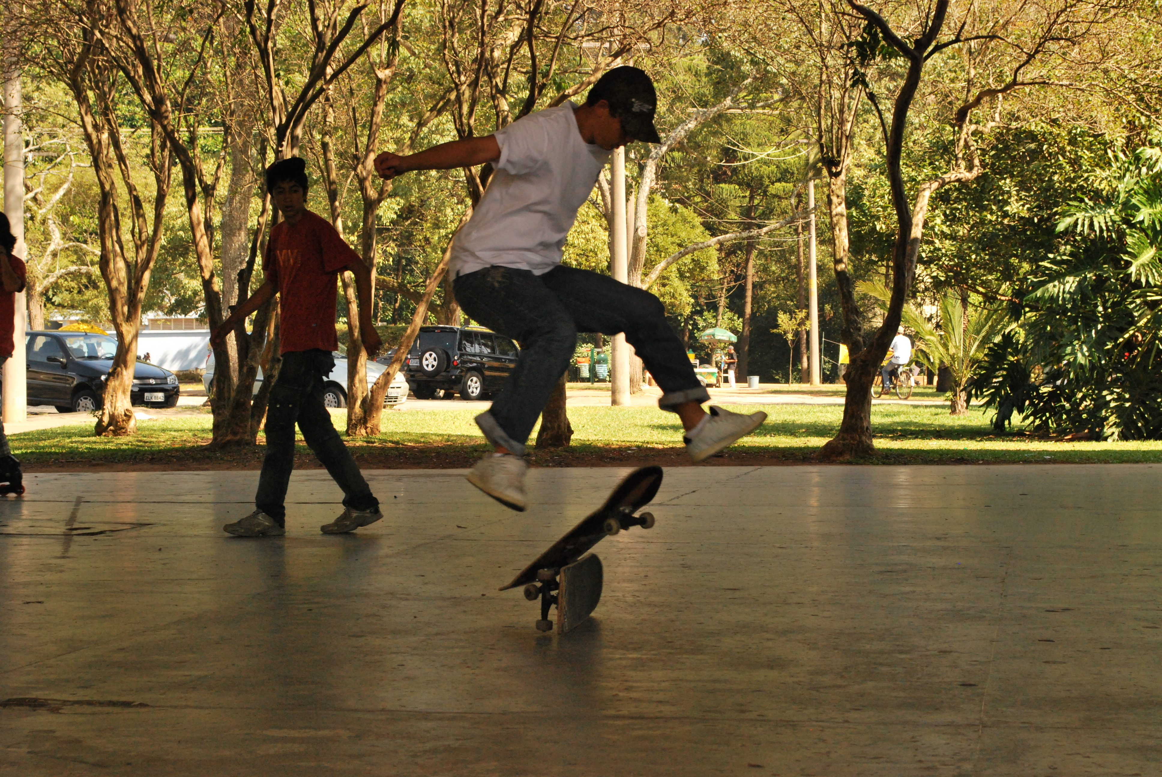 Homem fazendo manobras de skate