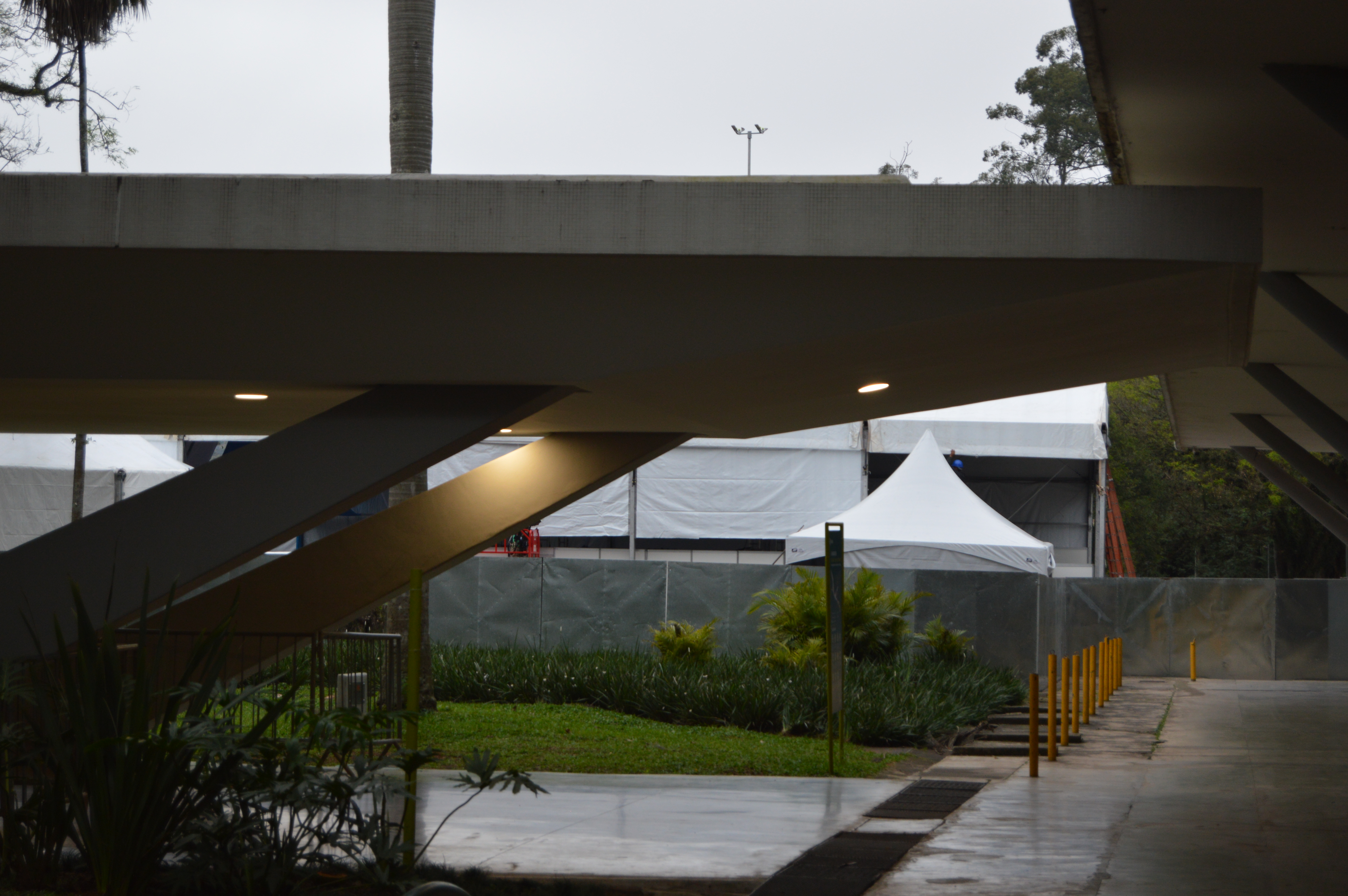  O que Niemeyer não projetou, mas reescreveu o intuito original do projeto foi que, com o passar dos anos, skatistas, patinadores e afins, descobriram que o chão de concreto armado e, naturalmente, a proteção da chuva, eram perfeitos para a prática dos esportes até nos dia mais chovedios.