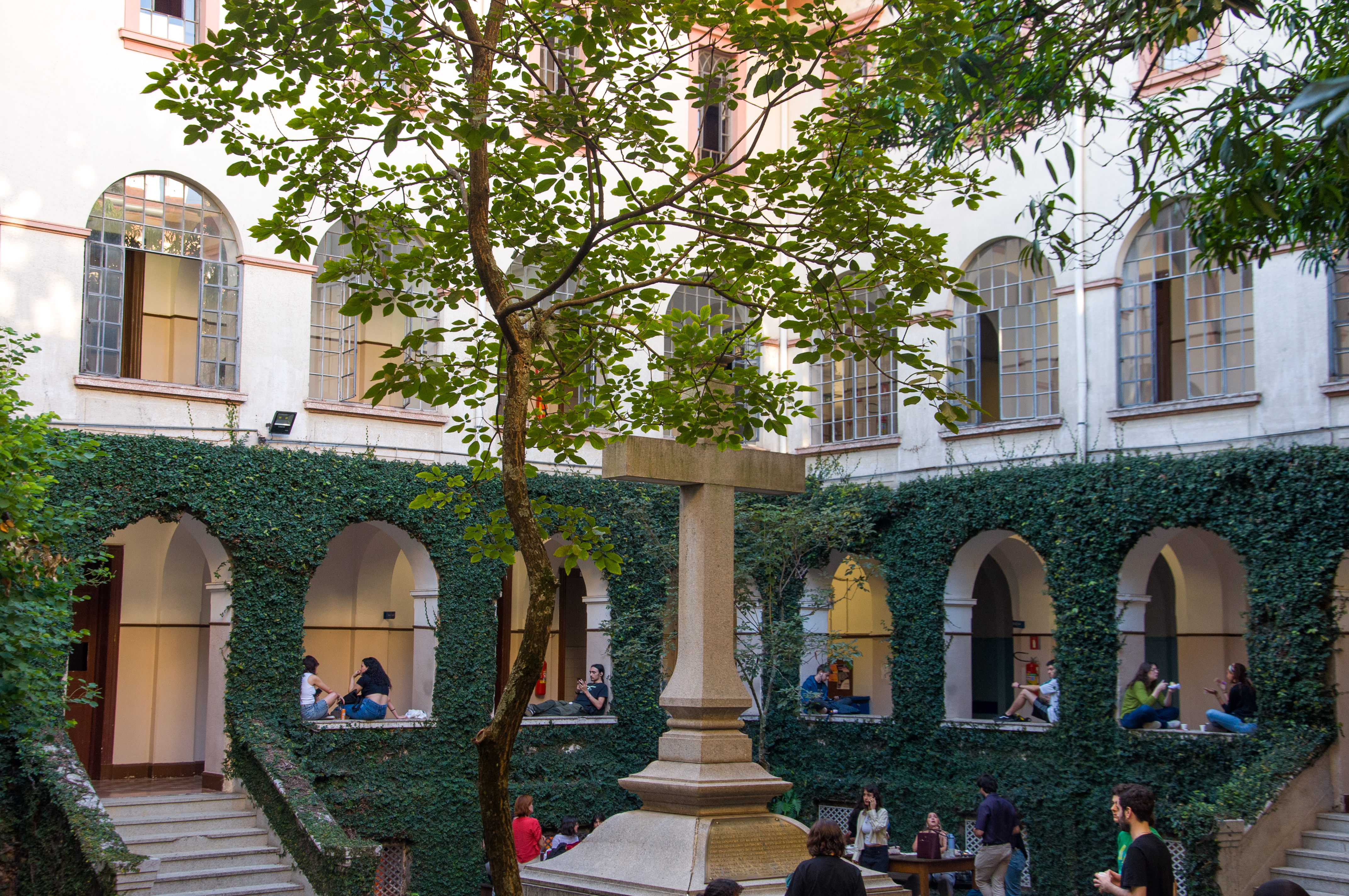 Vista lateral patio da cruz