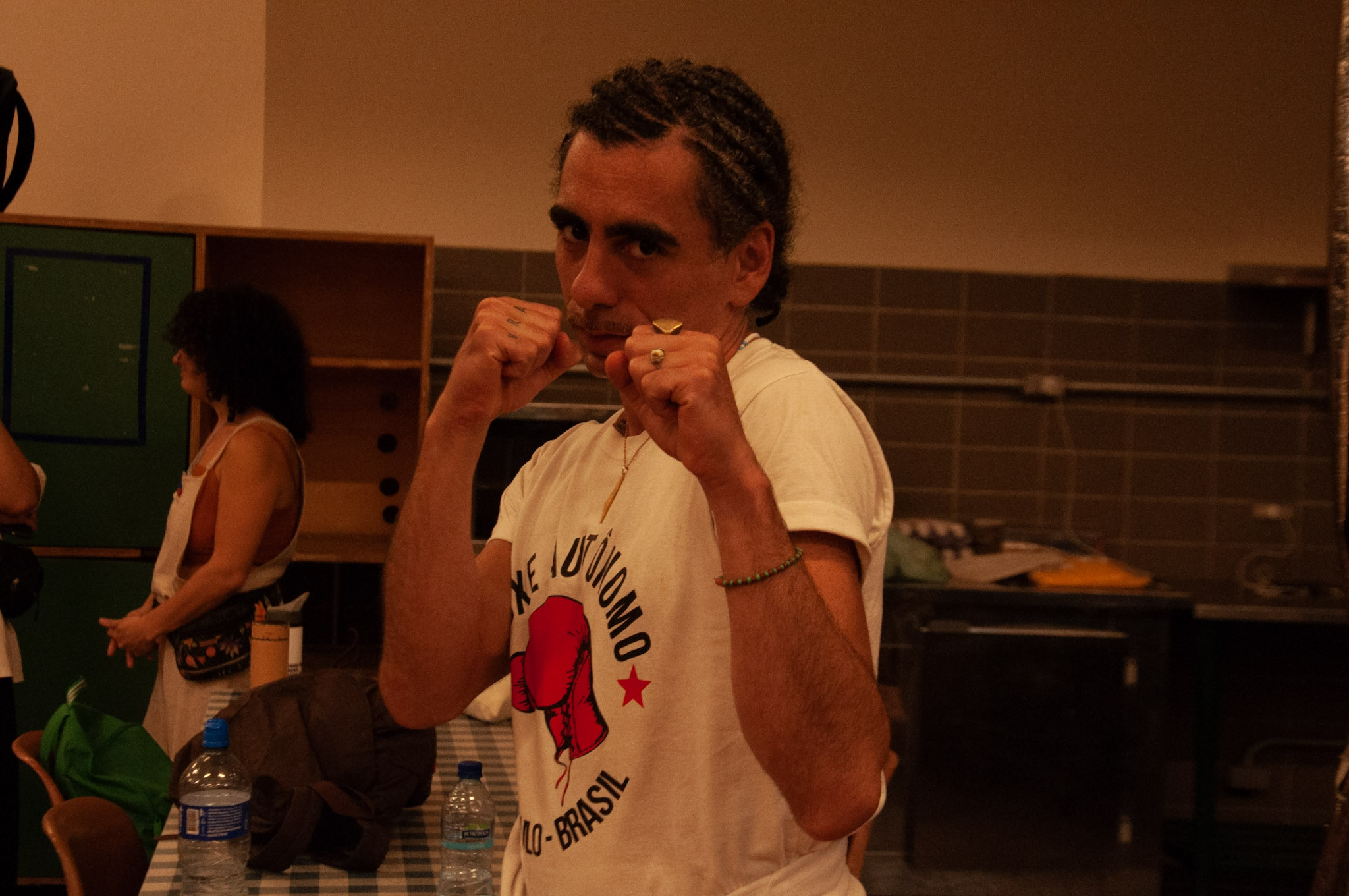 Caio, aluno do Boxe Autônomo, utilizando seu colar com pingente em formato do território Palestino: "A gente se posiciona até nos mínimos detalhes."