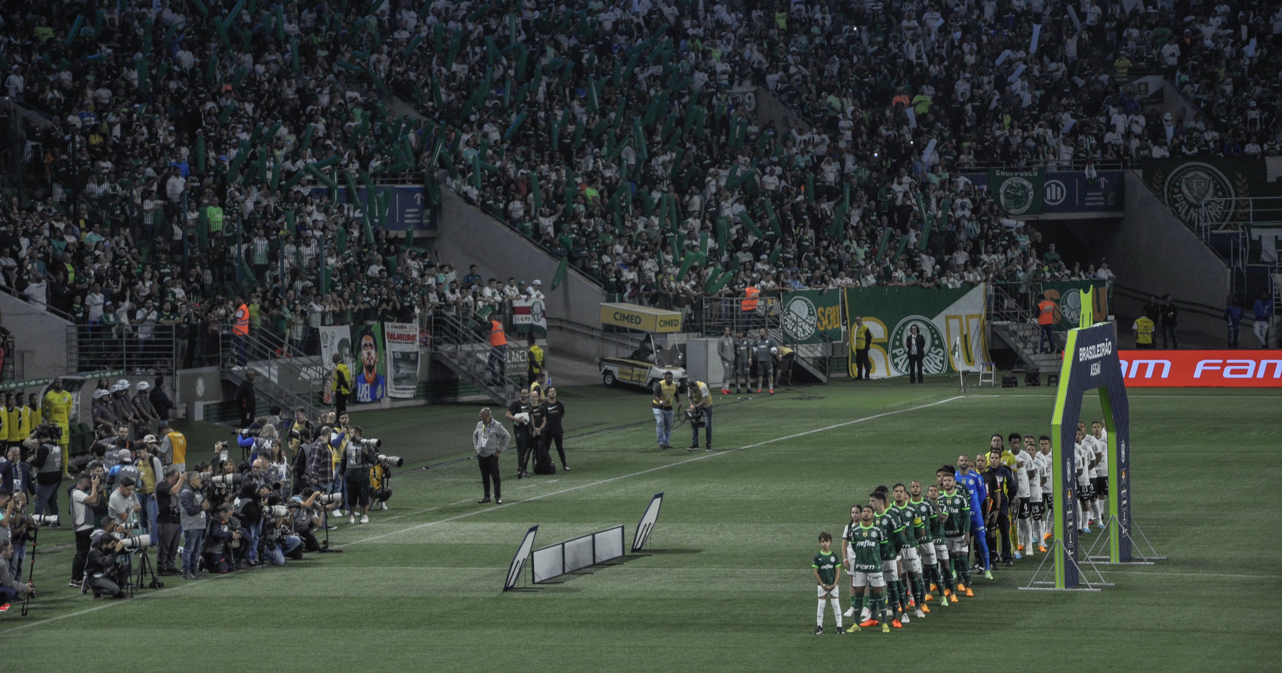 Jogadores de Palmeiras e Corinthians se alinhando para a execução do Hino Nacional