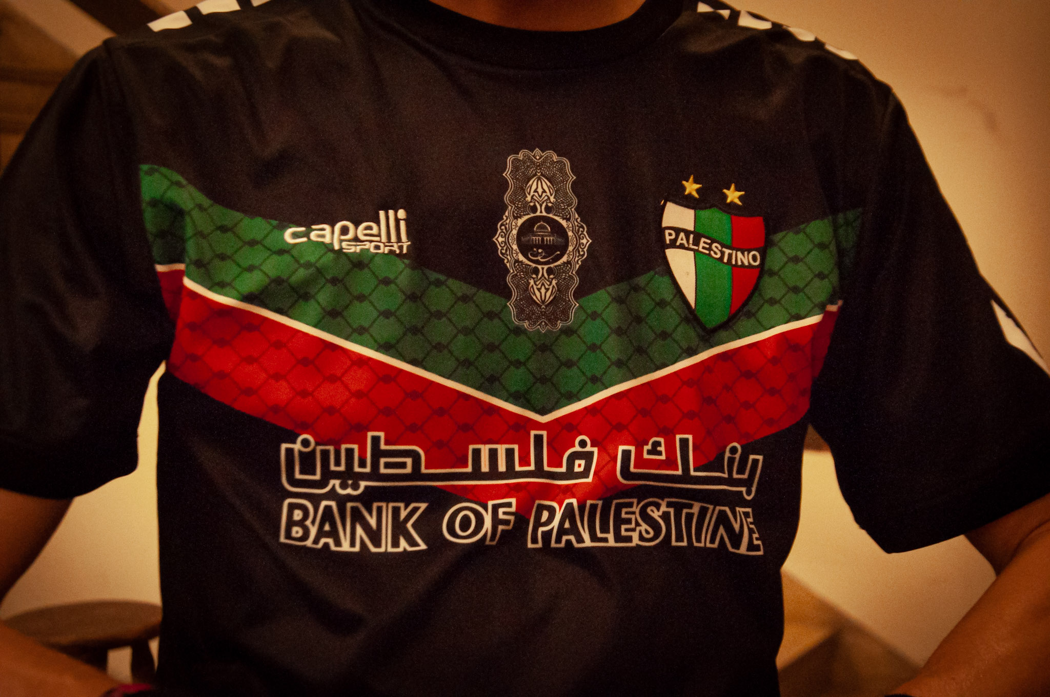 Aluno holandês utilizando camisa do Palestino, clube de futebol chileno fundado por imigrantes palestinos. Foto: Sophia Coccetrone/AGEMT