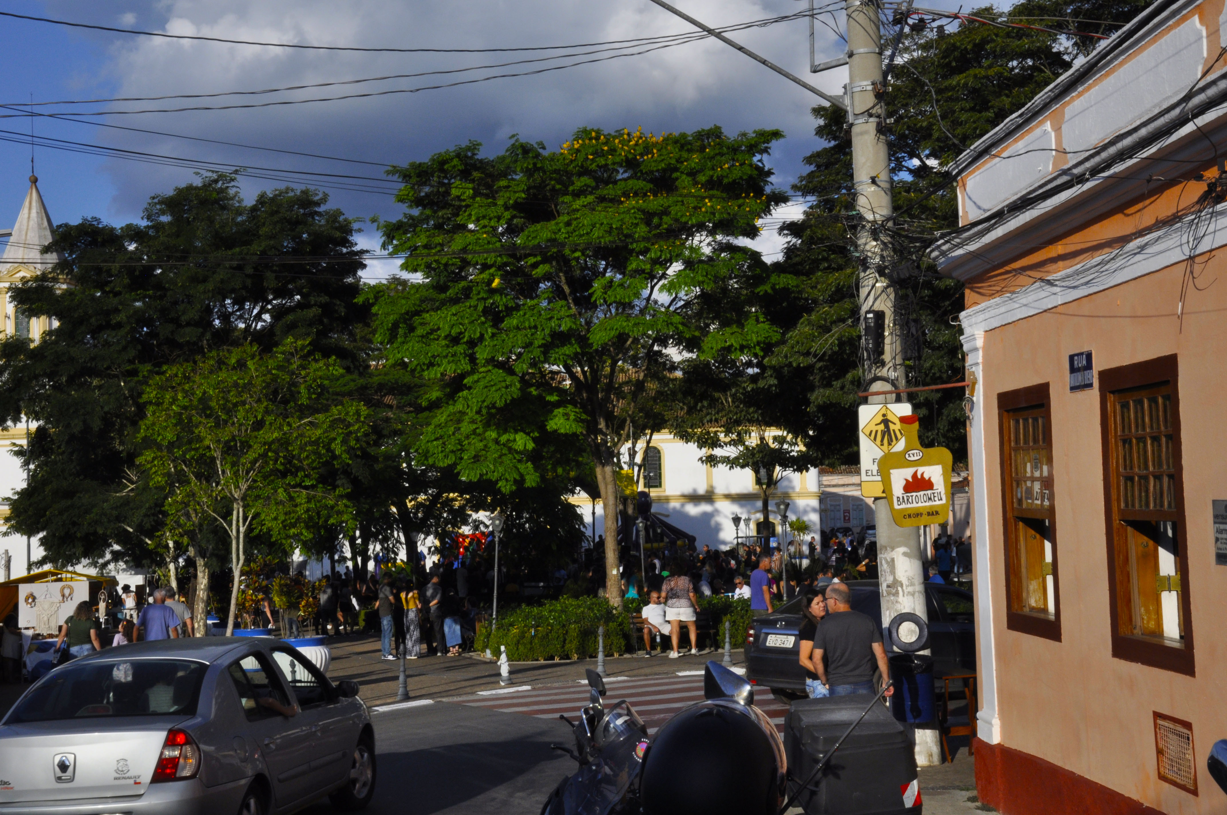 Vista distante do evento no centro historico de santana de parnaiba