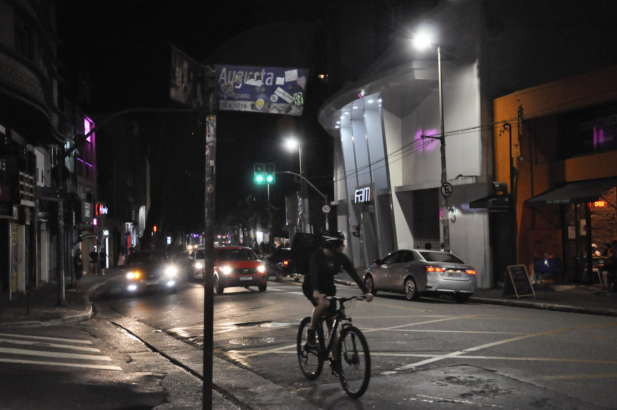 Placa da rua Augusta e uma pessoa andando de bicicleta