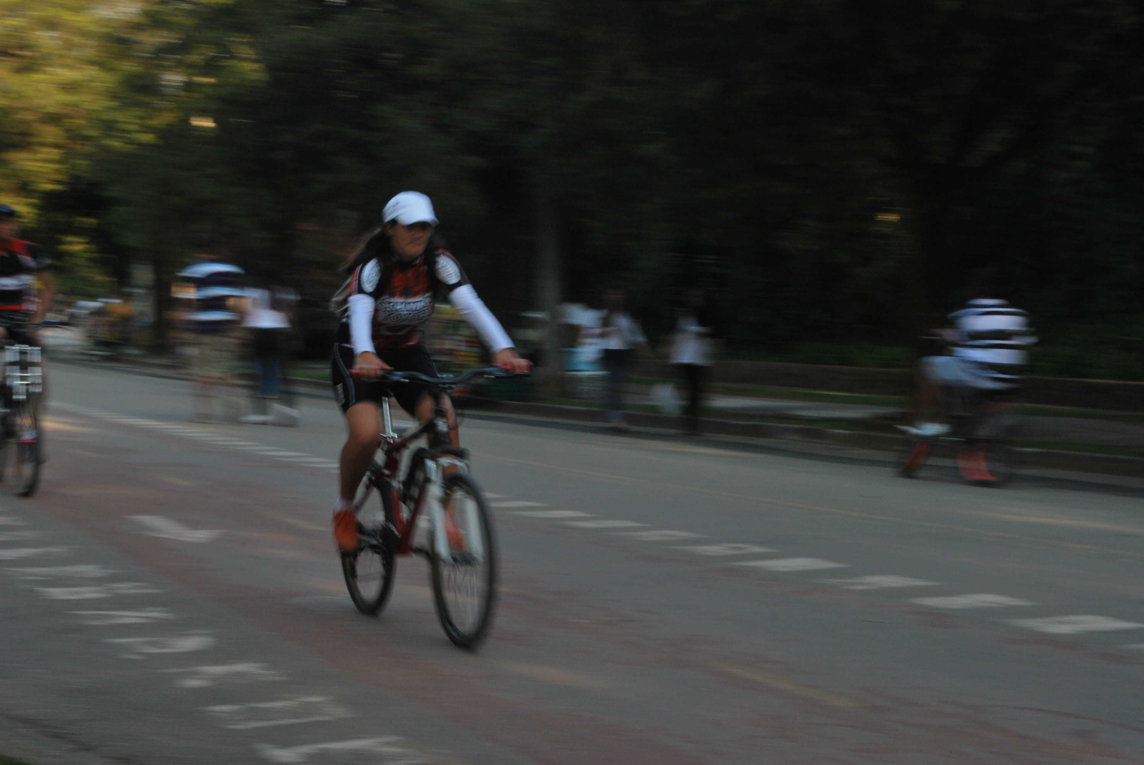Mulher andando de bicicleta