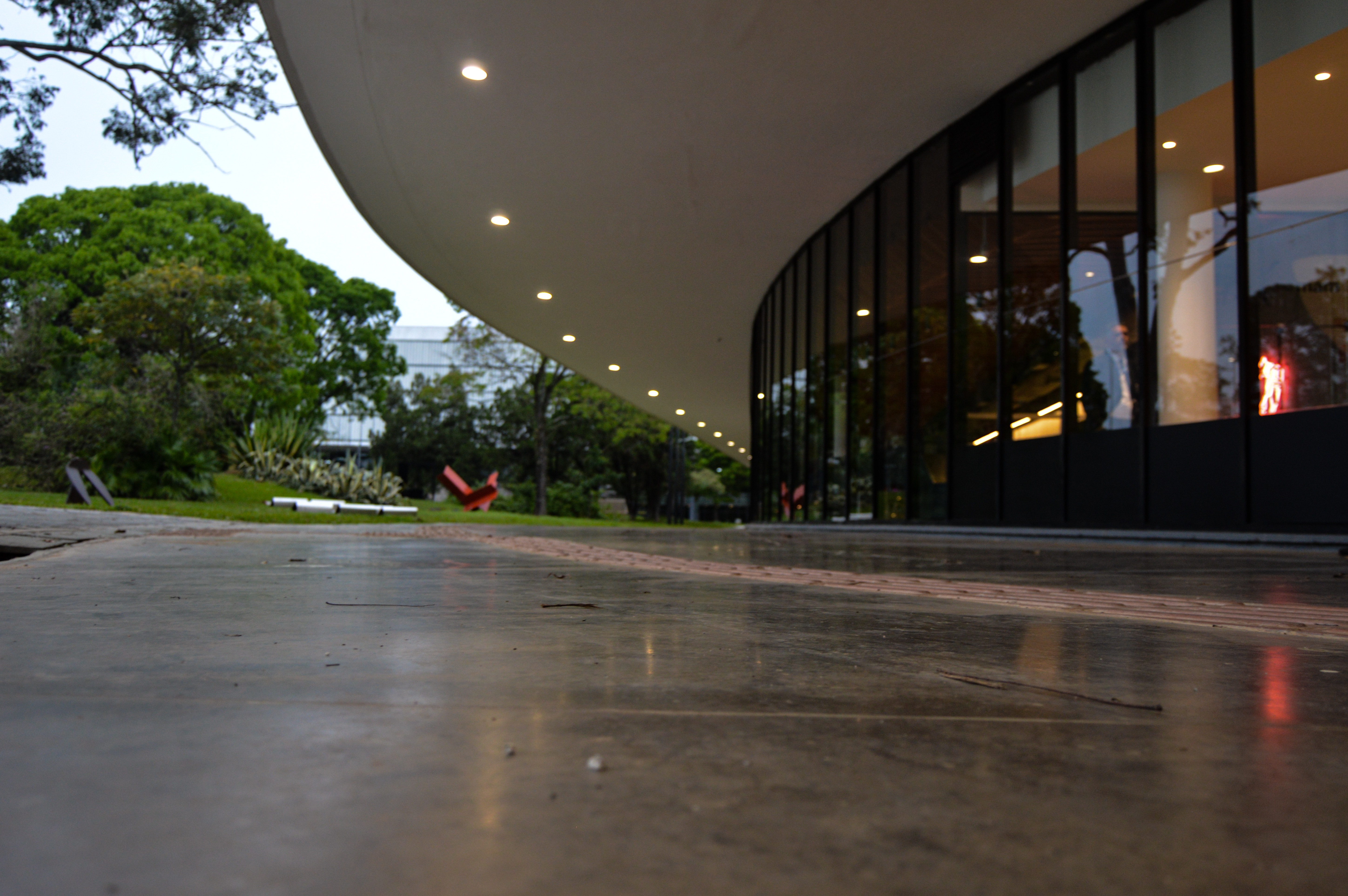 O Museu de Arte Moderna (MAM), além de um dos principais centros de exposição na cidade de São Paulo, com um vasto acervo fixo e exibições rotativas, ainda é uma das estruturas mais complexas do Ibirapuera