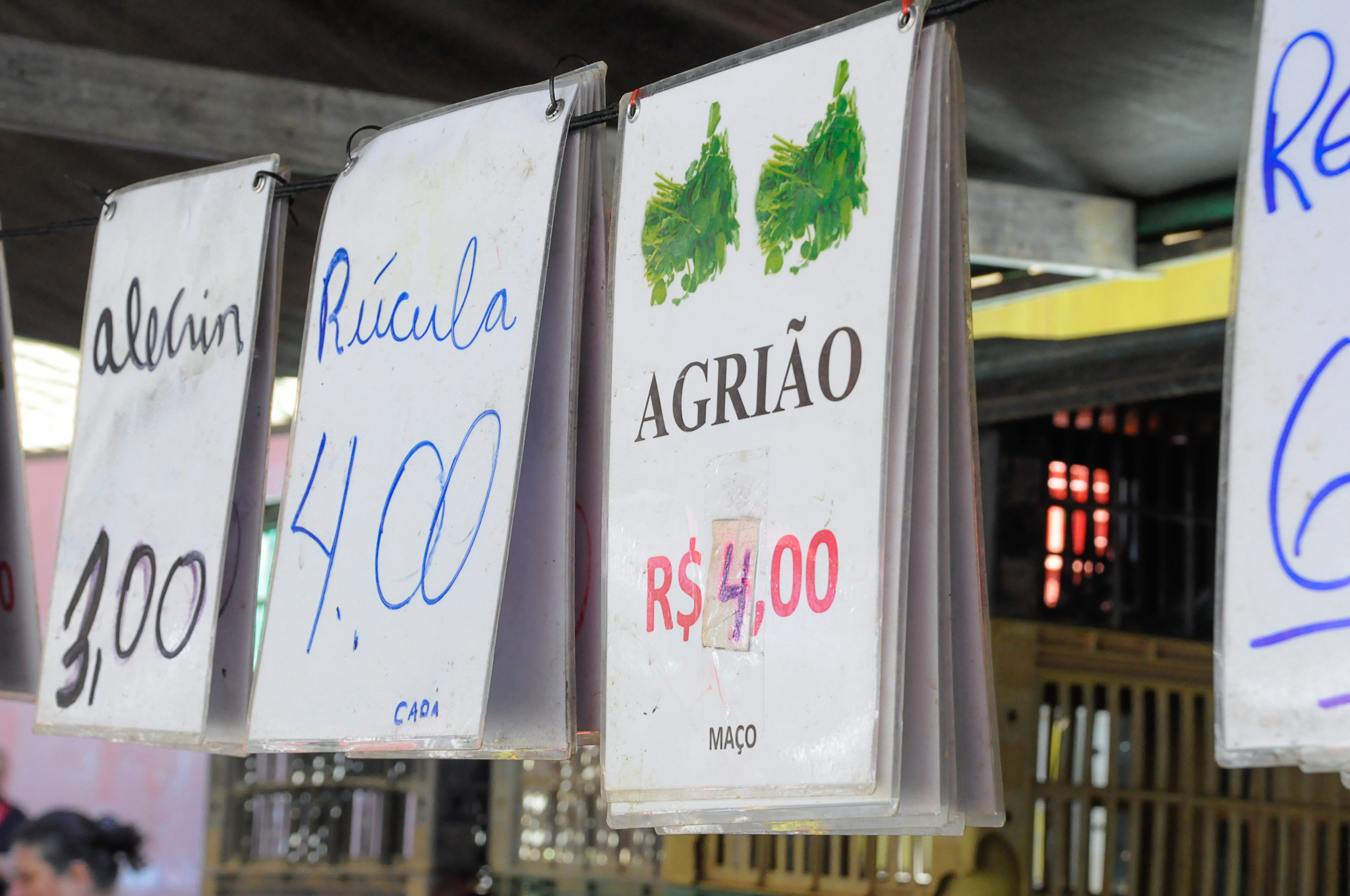 Os cartazes com preços vão mudando conforme o dia.