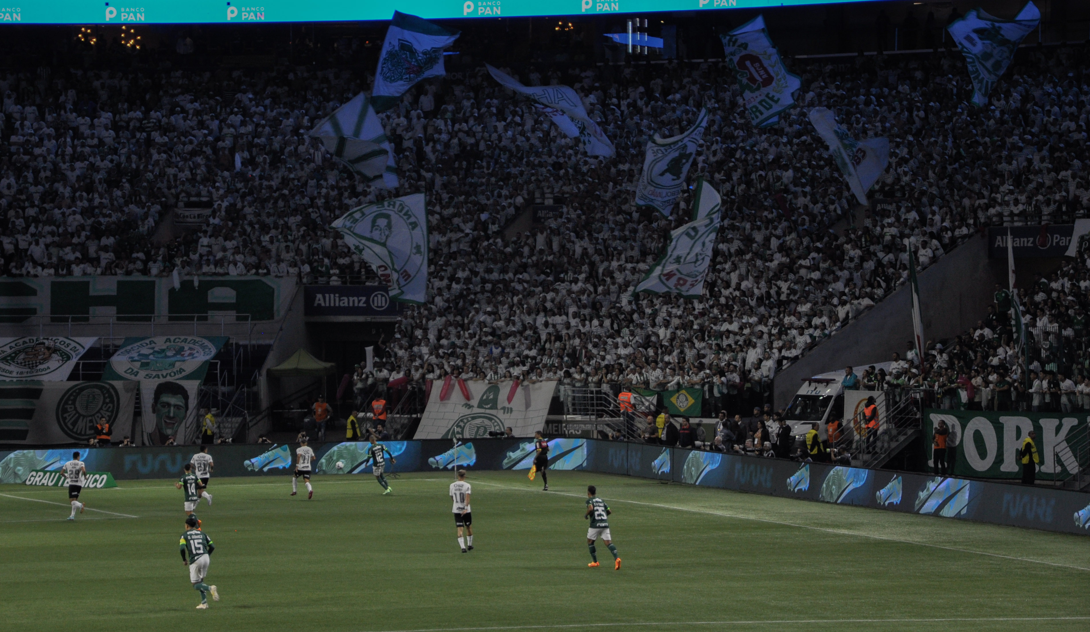 Confronto entre Palmeiras x Corinthians com a festa da torcida organizada, Mancha Verde. Foto: Davi Garcia