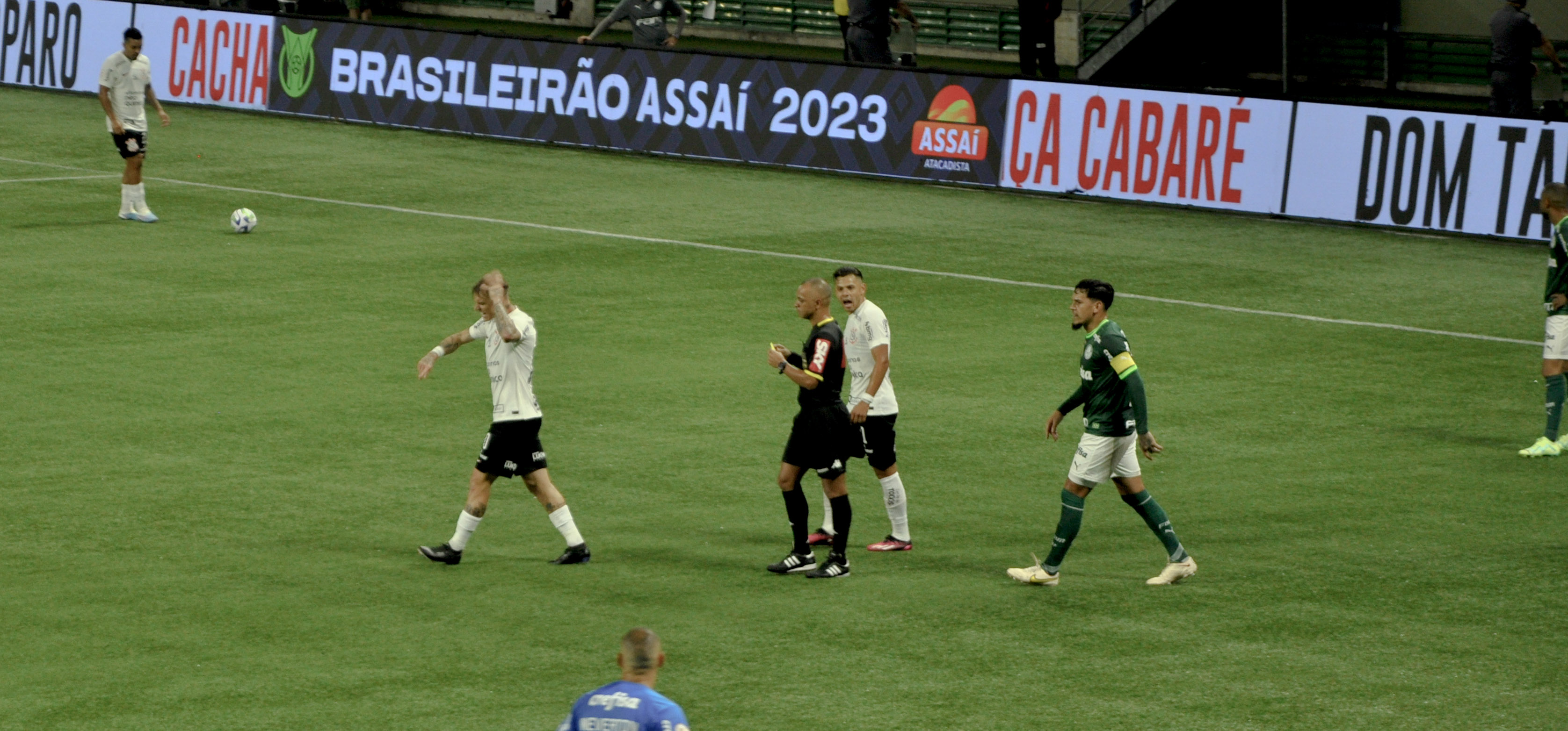 Róger Guedes reclamando com o árbitro Wilton Pereira Sampaio. Foto: Davi Garcia