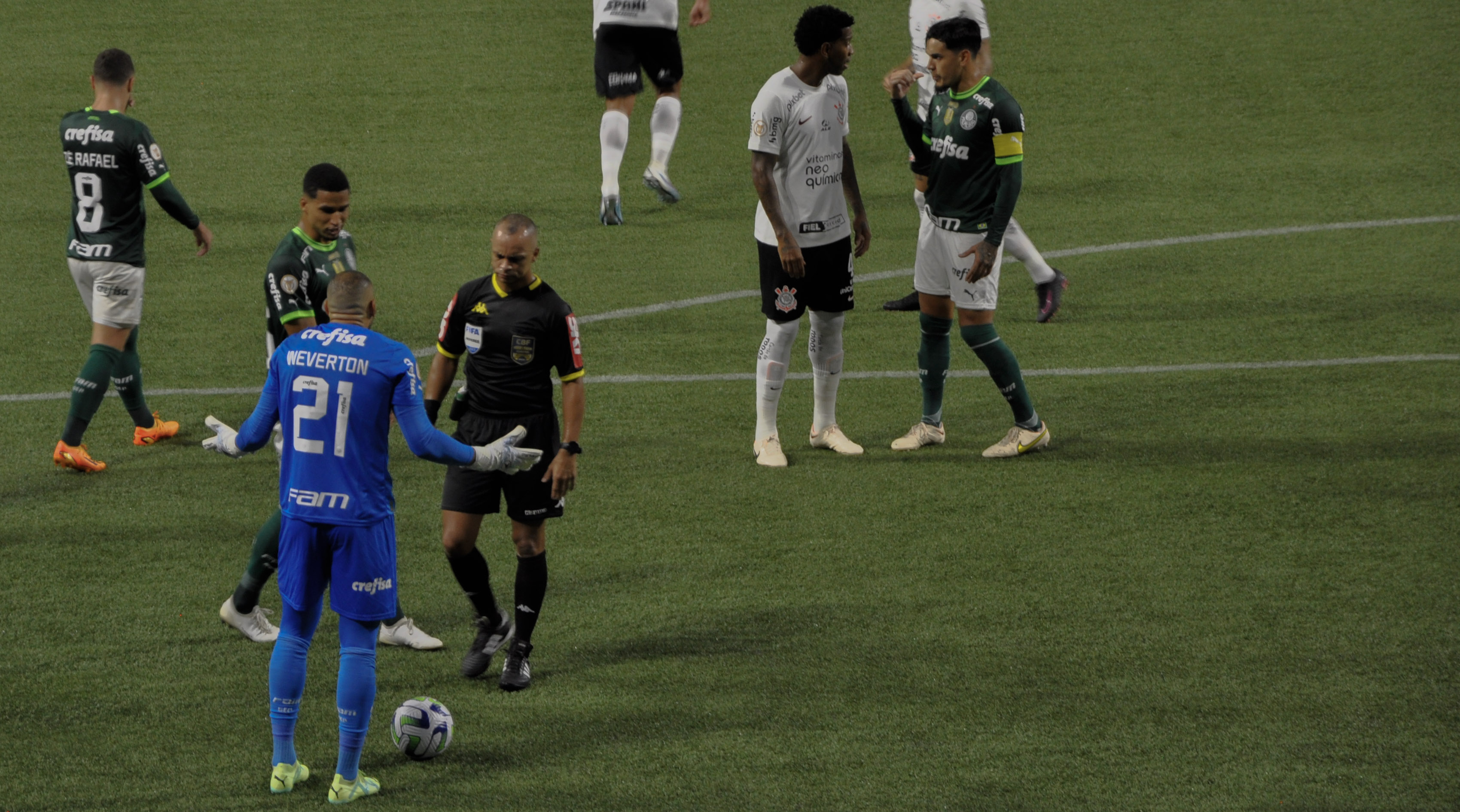 Weverton reclamando com o árbitro Wilton Pereira Sampaio. Foto: Davi Garcia