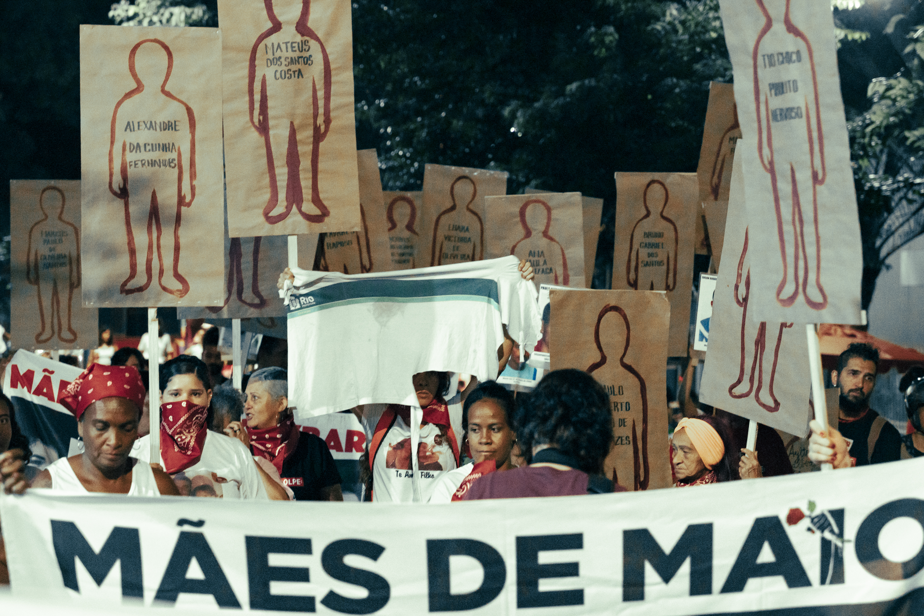 Mães e familiares de pessoas mortas durante os Crimes de Maio em caminhada do Cordão da Mentira
