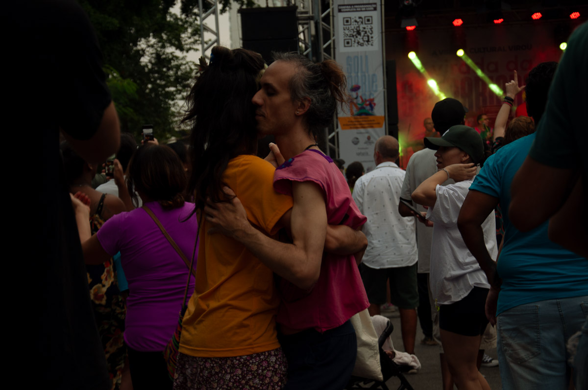 Casal no show de Ivo Meirelles na Parada Inglesa, dia 19/05