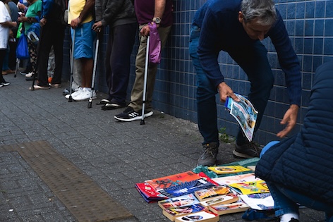 Livros doados são organizados para distribuição durante a ação voluntária.
