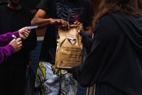 Alimentos e produtos de higiene compõem os kits distribuídos por voluntários.