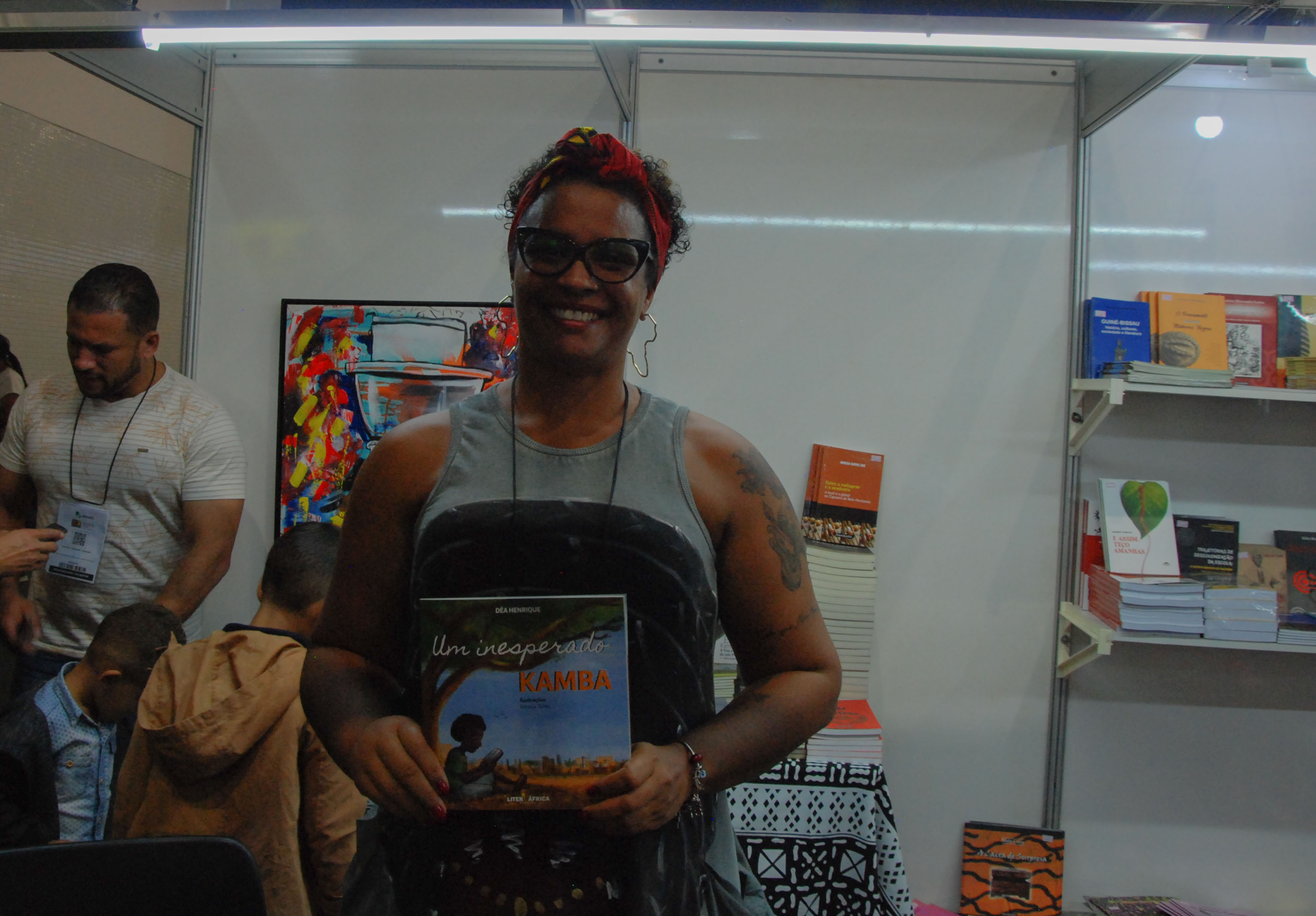 A escritora Déa Henrique com seu livro “Um Inesperado Kamba” na Bienal do Livro no sábado (02). Foto: Maria Ferreira dos Santos.