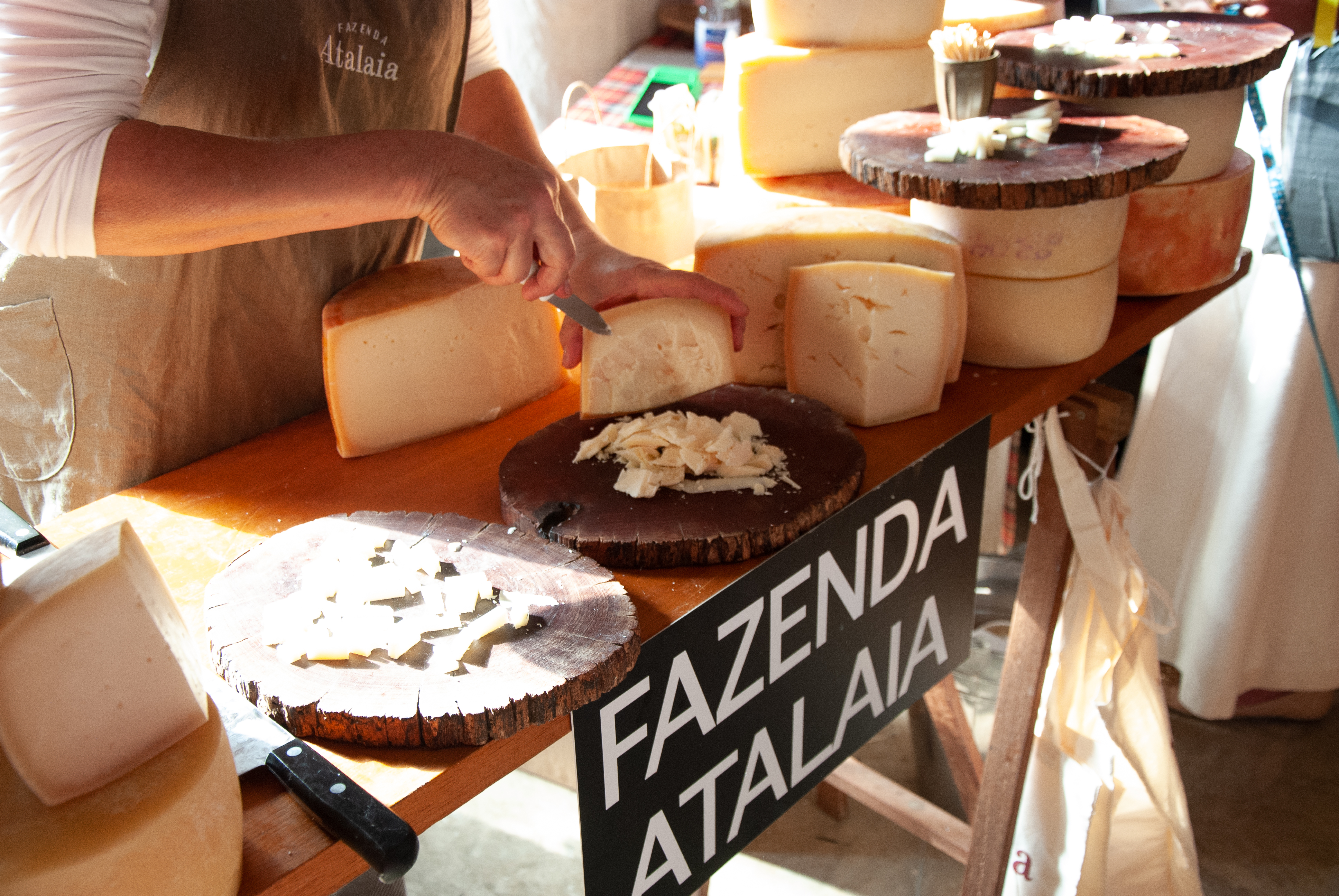 Degustação de queijos da Fazenda Atalaia no evento Feira Sabor Nacional (Foto: Beatriz Yamamoto)