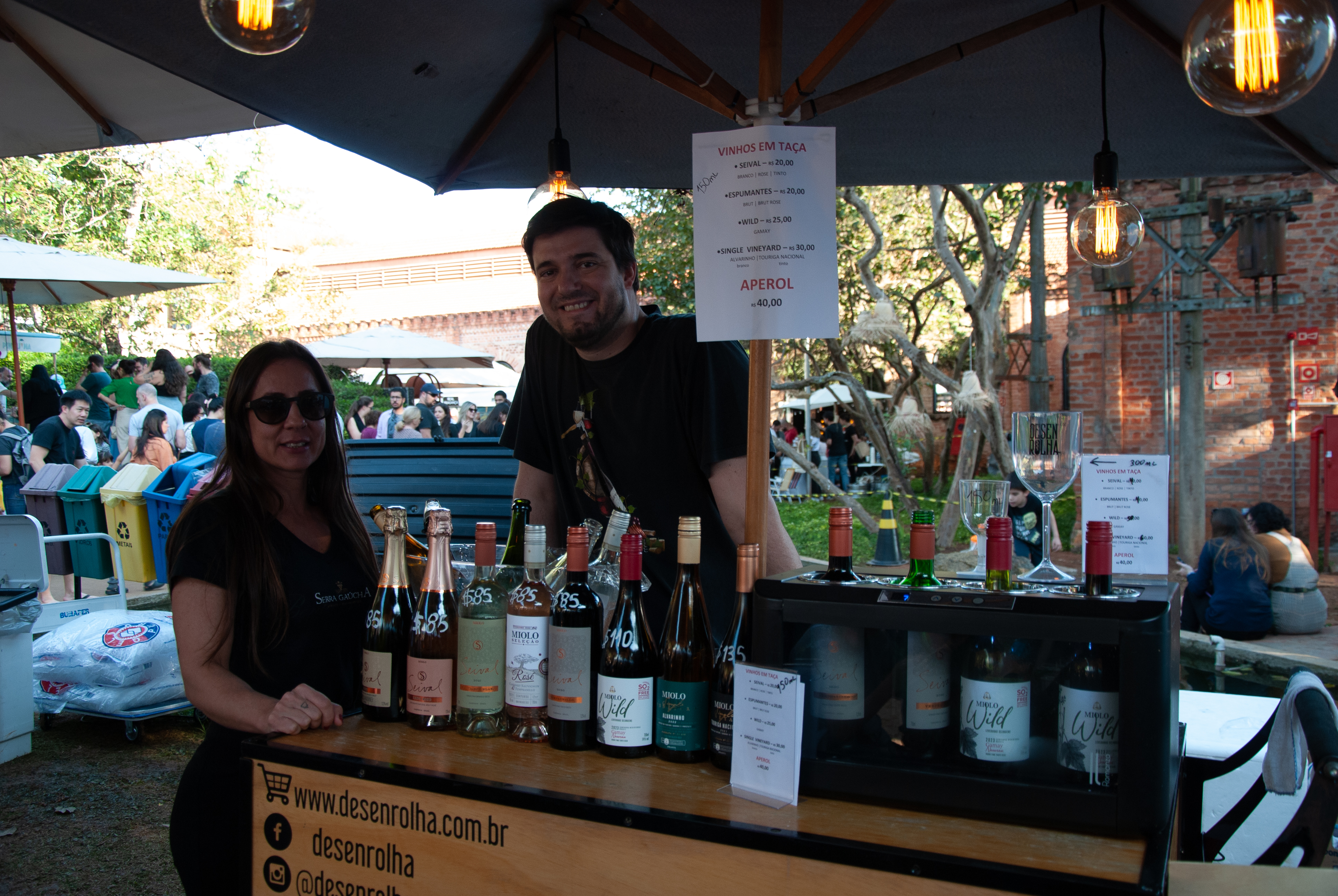 Expositores da Enoteca Desenrolha no evento Feira Sabor Nacional (Foto: Beatriz Yamamoto)