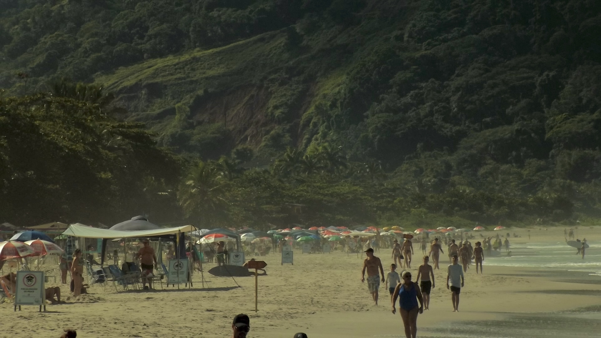 Praia de Camburi em dia de Sol