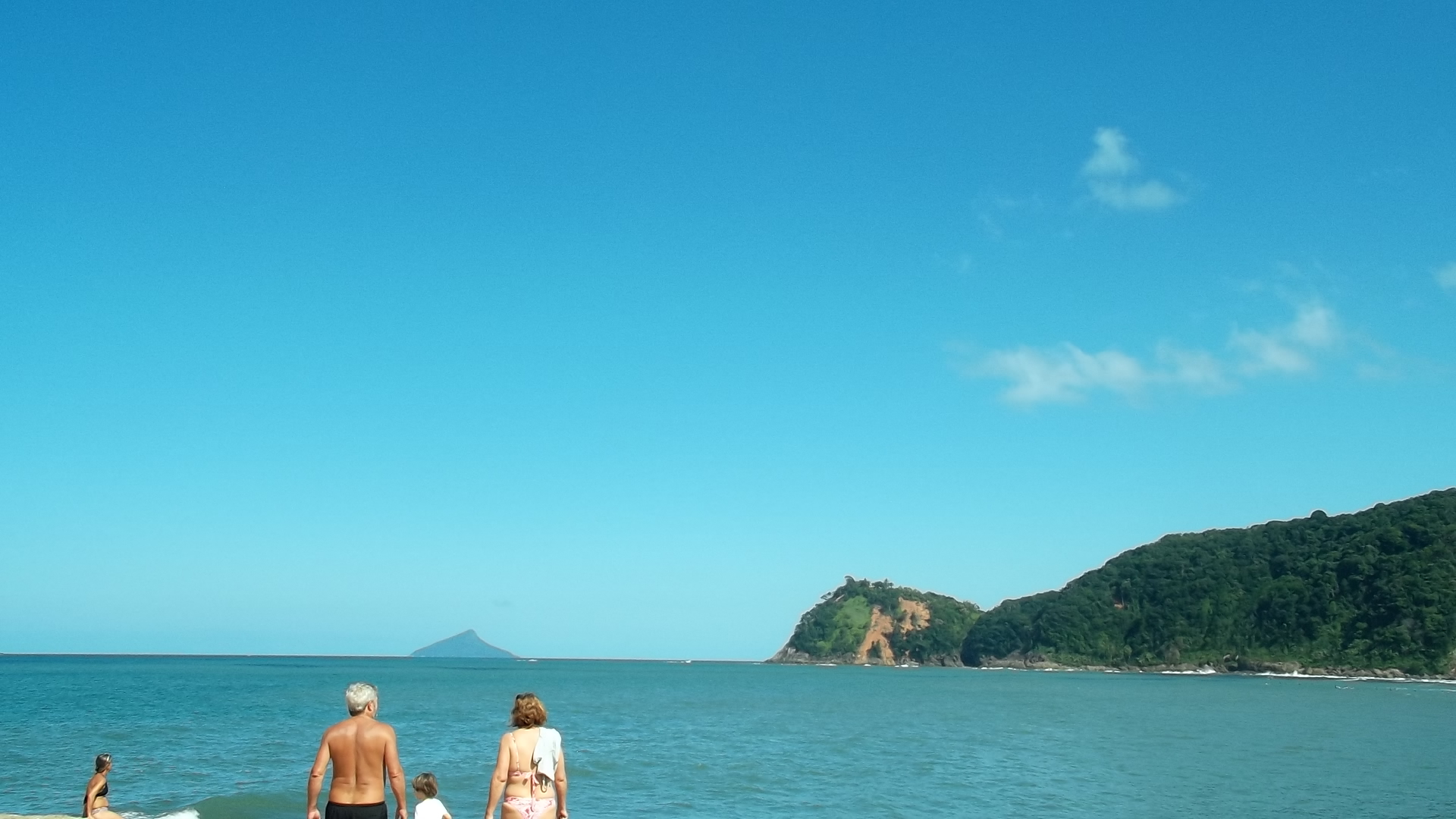 Família nas pedras olhando a vista.