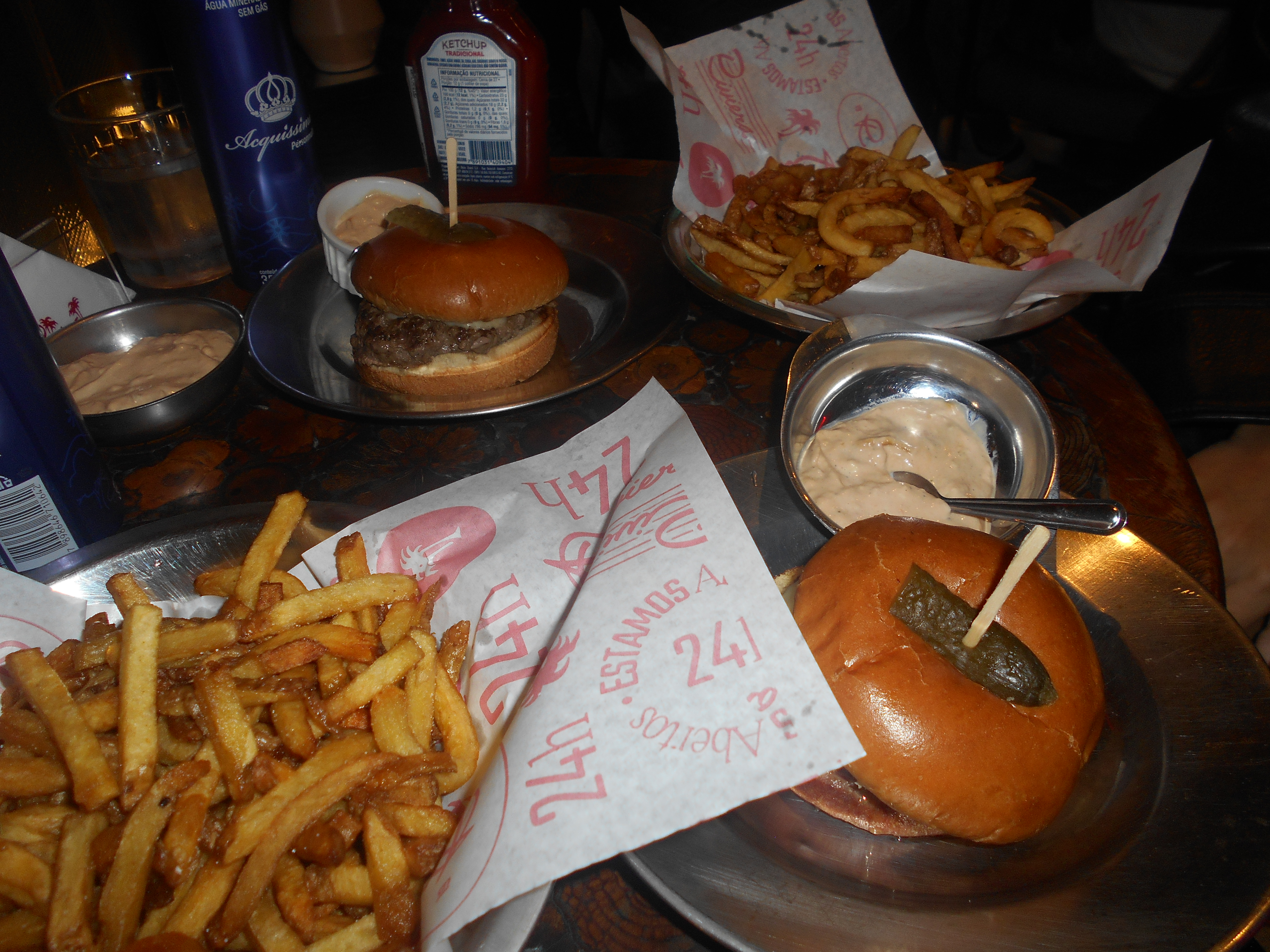 Hambúrgueres e batatas fritas.