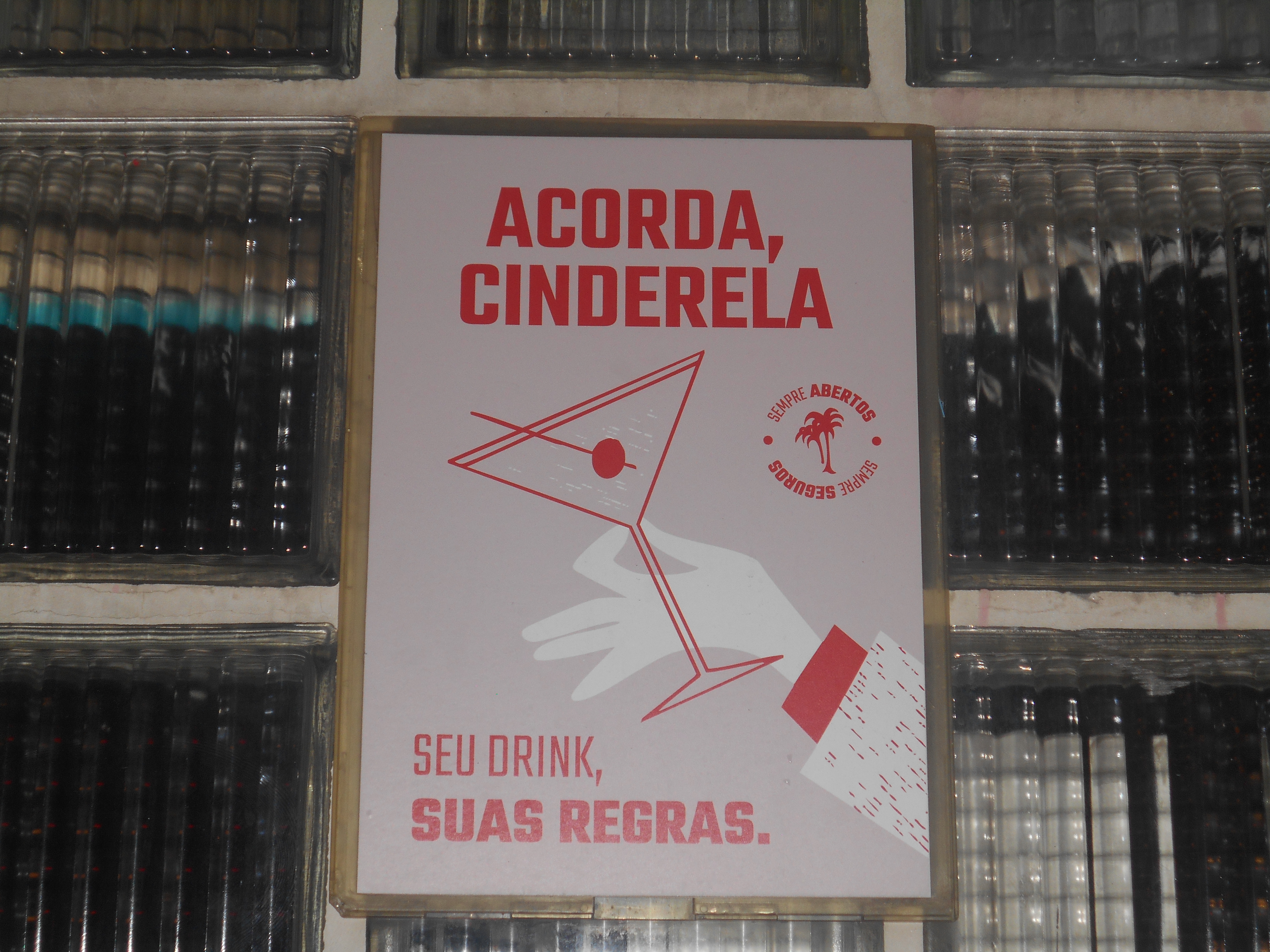Placa: "Acorda, Cinderela. Seus drinks, suas regras".