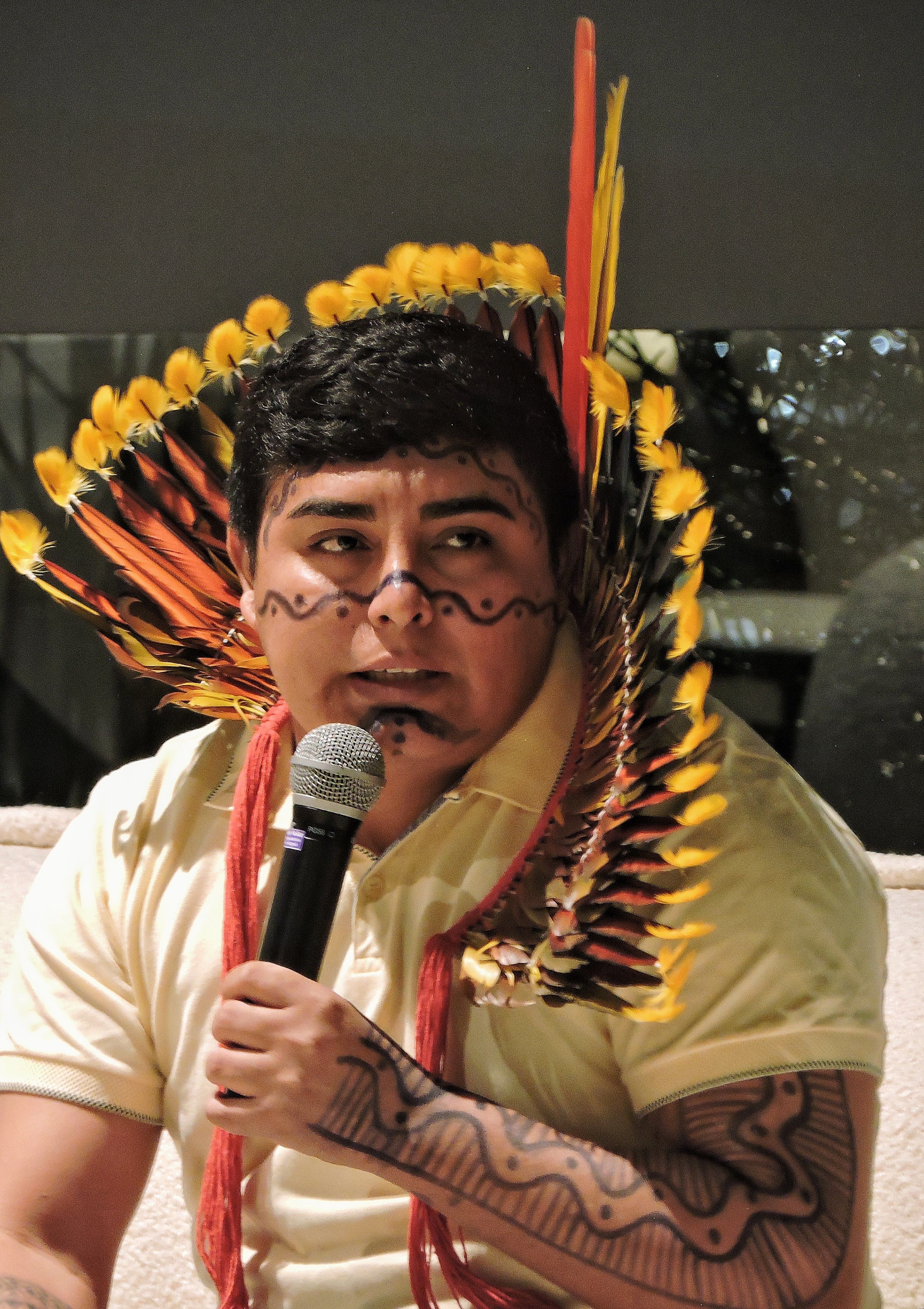 Júnior Yanomami em entrevista na abertura da exposição de Gabriel Chaim. Foto por Tatiane Dossena