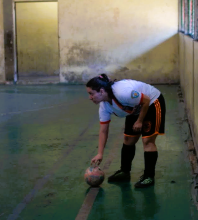 Rafaella cobrando lateral durante partida.