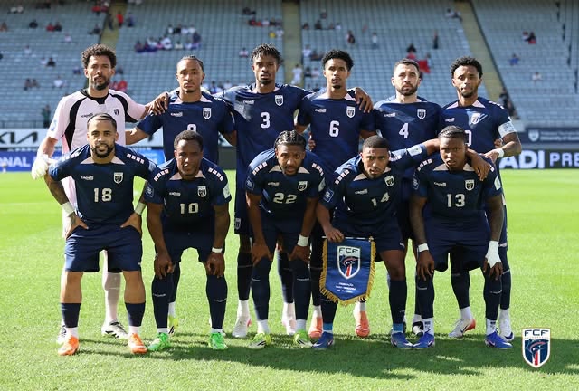 A imagem mostra o elenco de Cabo Verde tirando a foto pré-jogo