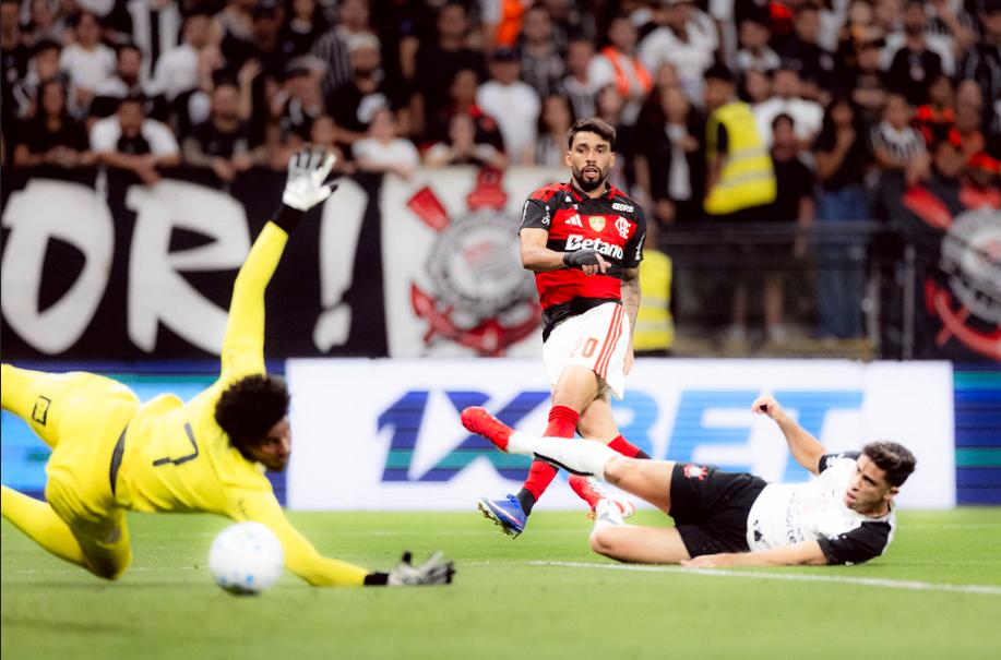 A imagem mostra o gol de Lucas Paquetá. Hugo e Gabriel Paulista estão no chão