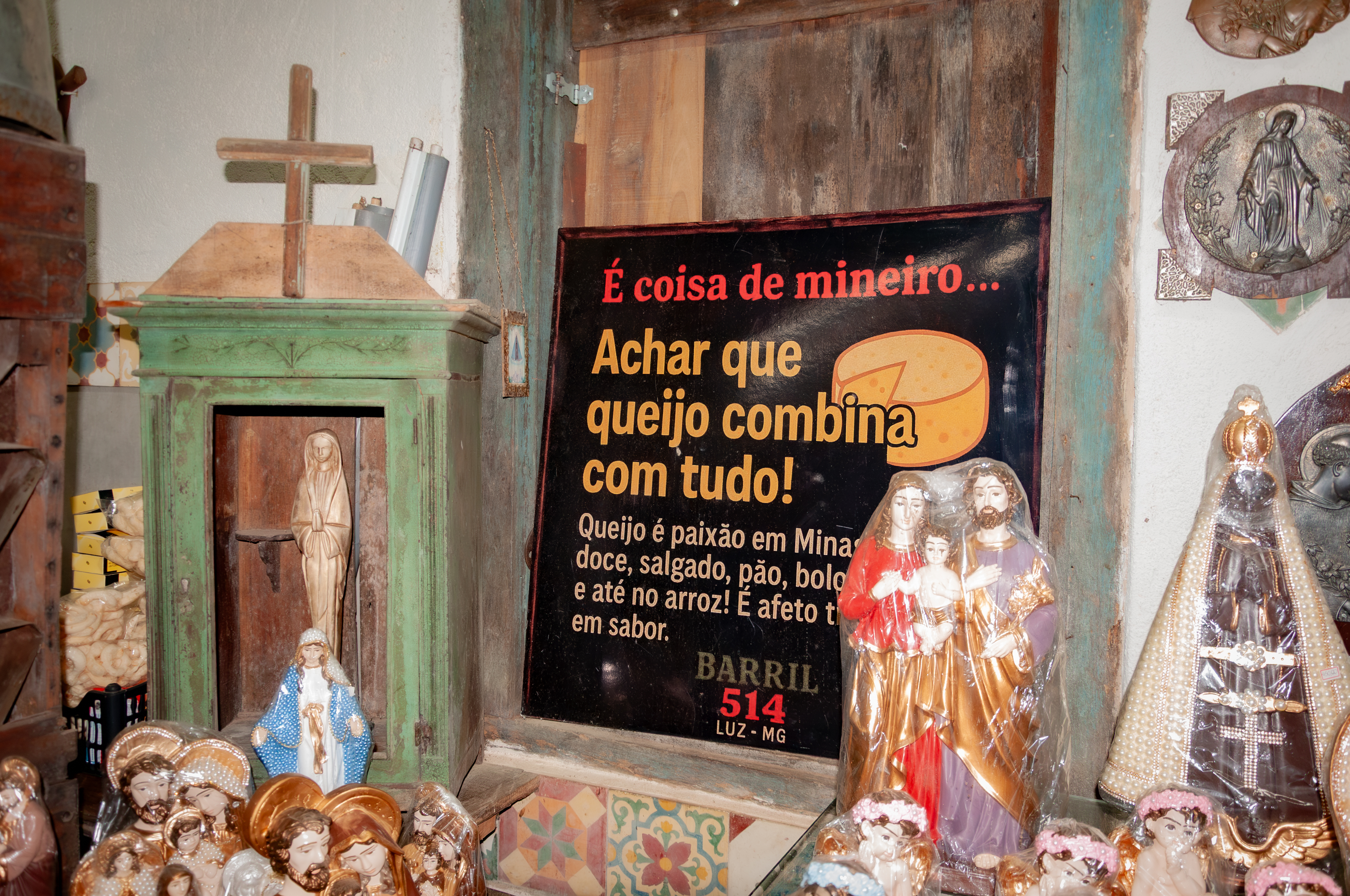 Santinhos e figuras religiosas que demonstram o catolicismo do interior. Foto: Laura Petroucic