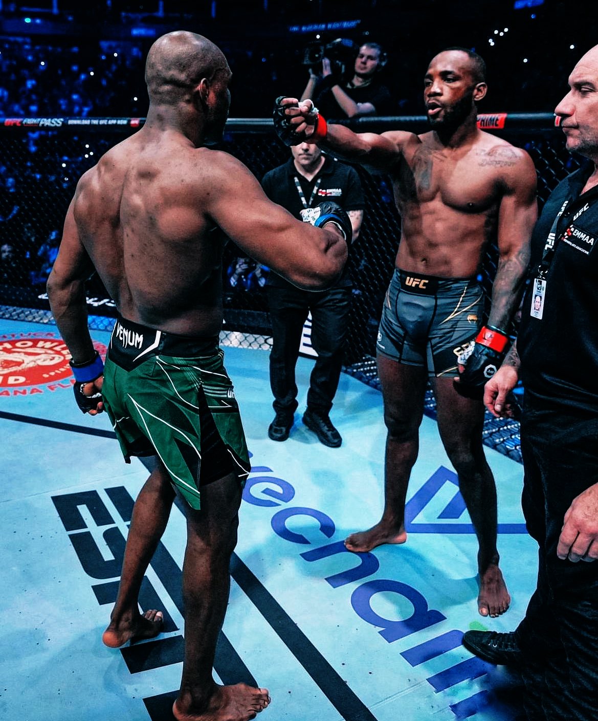 Na introdução de Bruce Buffer, Kamaru, com tom intimidador e de provocação, encara Leon que responde com um sinal de arma, referenciando o nocaute em sua última luta. (Foto: Jeff Bottari | Crédito: Zuffa LLC via Getty Images | Reprodução: @UFC)