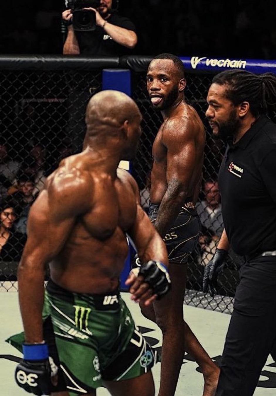 Leon Edwards mostrando a língua para Kamaru Usman  ao final do 2º round em tom de provocação. (Foto: Jeff Bottari |  Crédito: Zuffa LLC via Getty Images | Reprodução: @UFC)