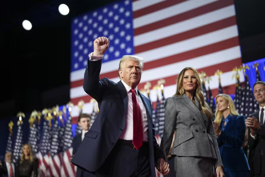 Trump ao lado da esposa.