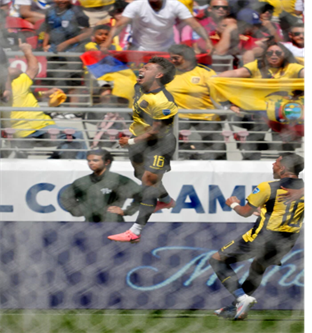 Jeremy Sarmiento, de camisa amarela, comemorando o primeiro gol da partida, (Foto:Thearon W. Henderson/AFP)