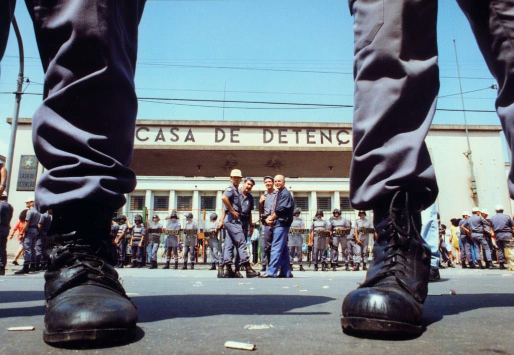 Carandiru cercado de policiais após o episódio do “Massacre do Carandiru” no dia 02/10/1992. Crédito: Itamar Miranda. Arquivo Estadão 
