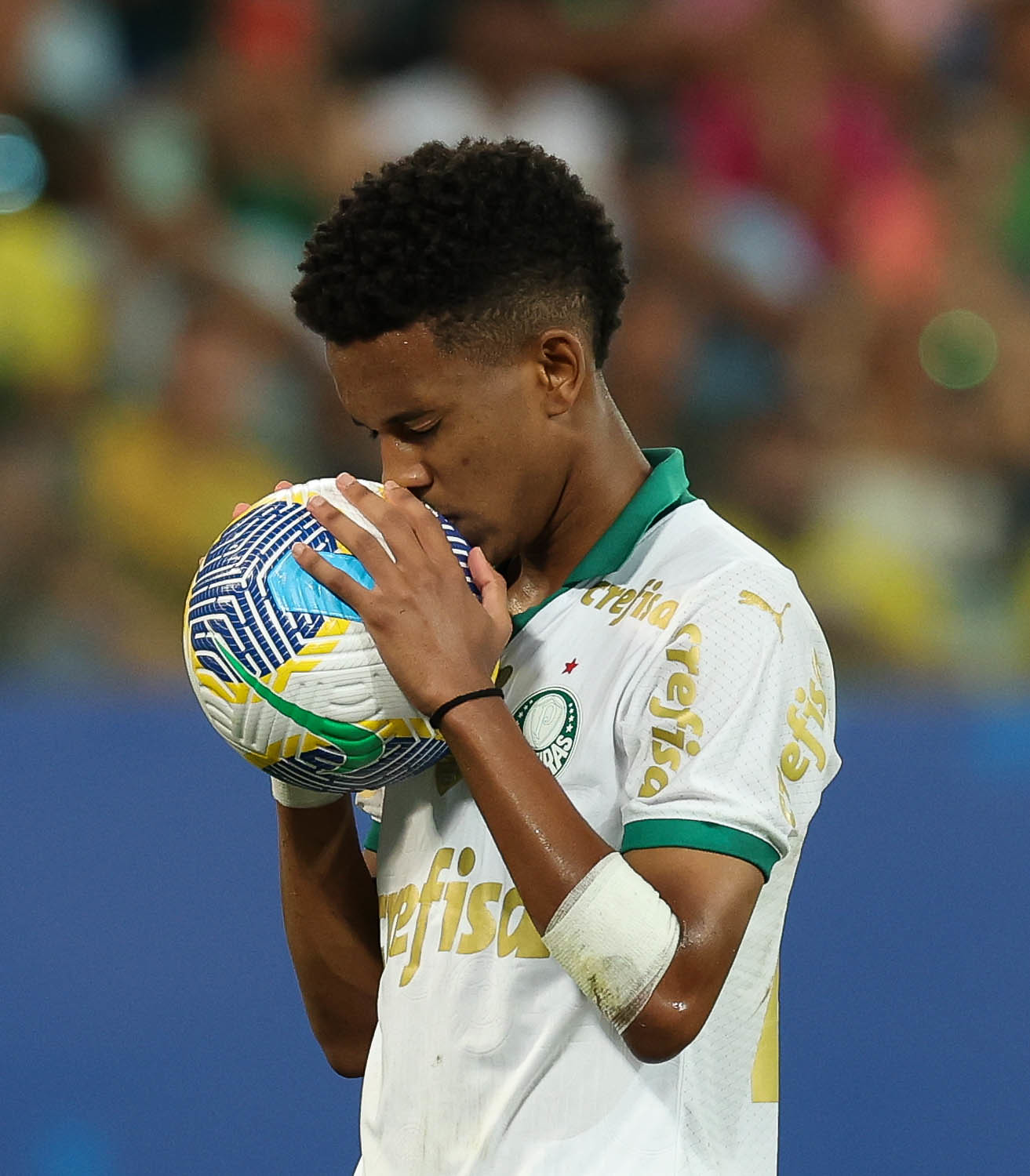 Estevão beijando a bola antes da cobrança do pênalti (Foto/Reprodução: Cesar Greco/Palmeiras)