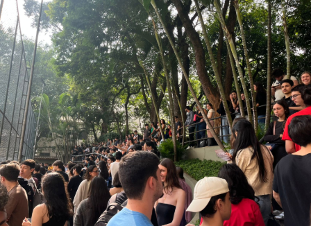 Estudantes esperando a assembleia nas arquibancadas