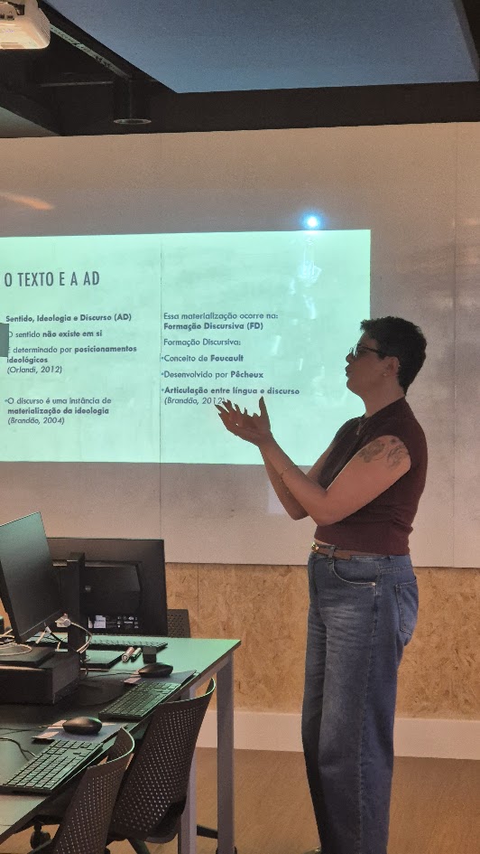 Evelyn Mayer em sala de aula